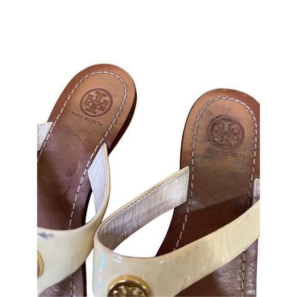 Tory Burch Cameron Ivory Patent Leather Flat Thong Sandal Gold Logo Women’s 8M - Picture 8 of 14